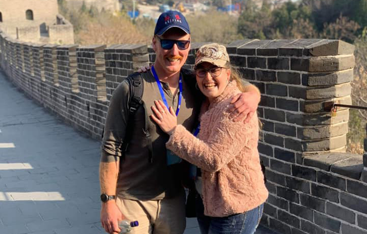 TripADeal customers Hannah and Joel get engaged on the Great Wall of China